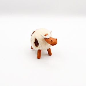 Vaca em lã e barro